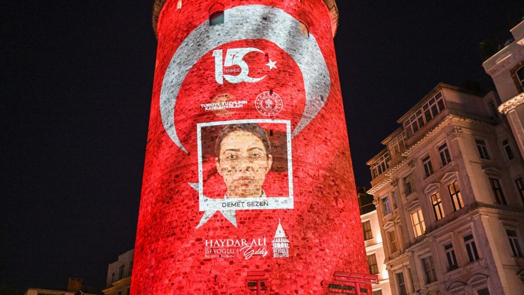15 Temmuz şehitlerinin fotoğrafları Galata’ya yansıtıldı