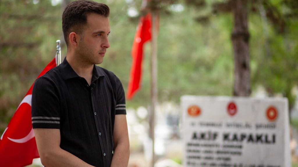 15 Temmuz’da babasıyla meydanlara indi: Asker kılığına bürünmüş kişilere pirim verilmemeli