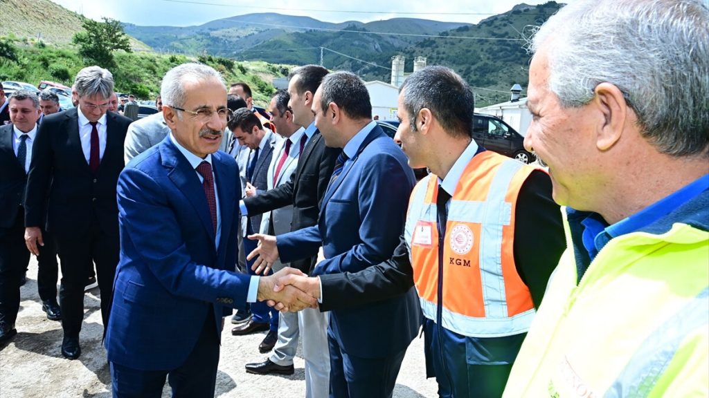 Abdulkadir Uraloğlu, Kop Tüneli şantiyesinde incelemelerde bulundu