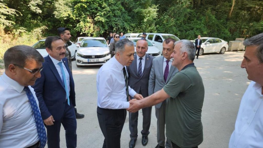 Ali Yerlikaya’nın selin vurduğu Karabük’te gurbetçi vatandaş ile diyaloğu