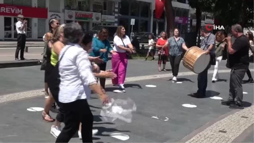 Almanya’dan gelen gurbetçiler Samsun’da davul-zurna eşliğinde eğlendi