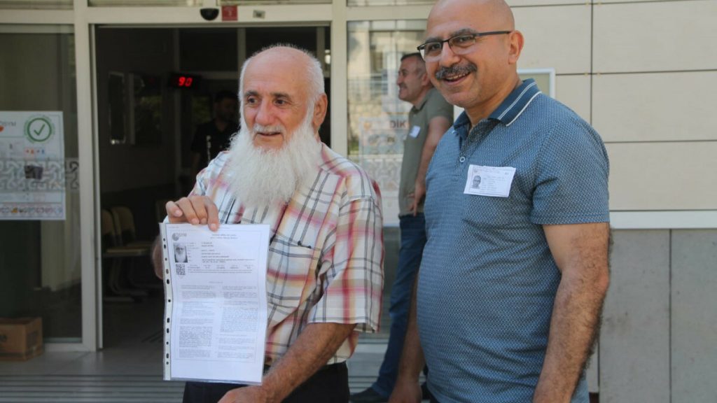 Amasya’da yaşayan 81 yaşındaki Yaşar Aktaş elinde bastonuyla sınava girdi