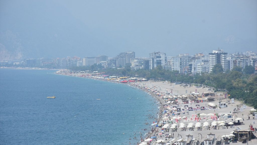 Antalya sahillerinde yoğunluk yaşanıyor: Turistler akın etti