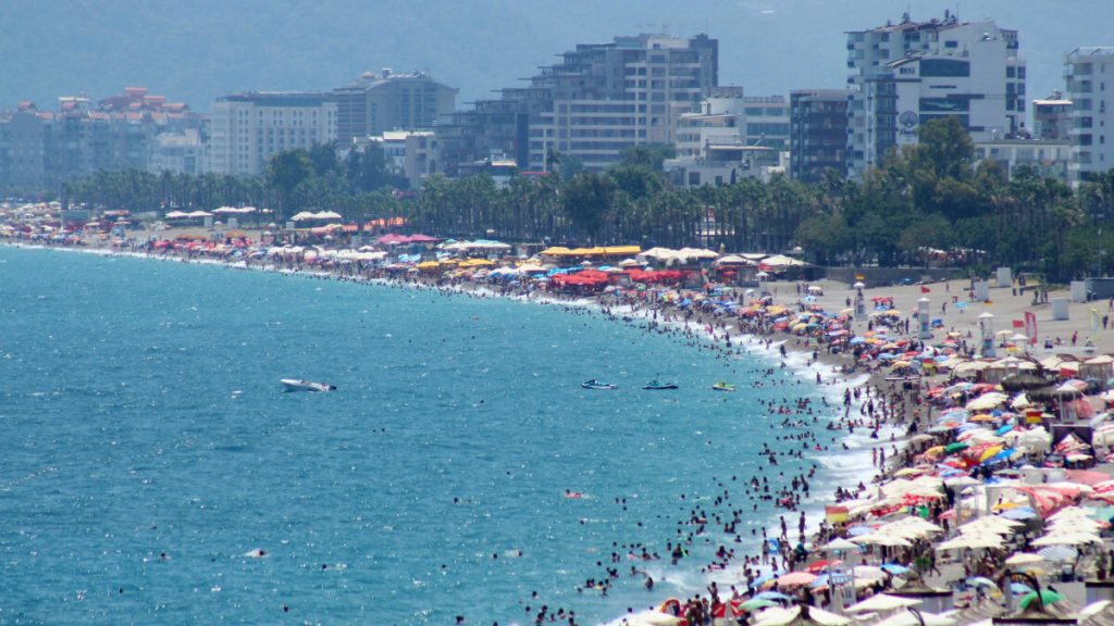 Antalya yerlilere ve yabancı turistlere kaldı