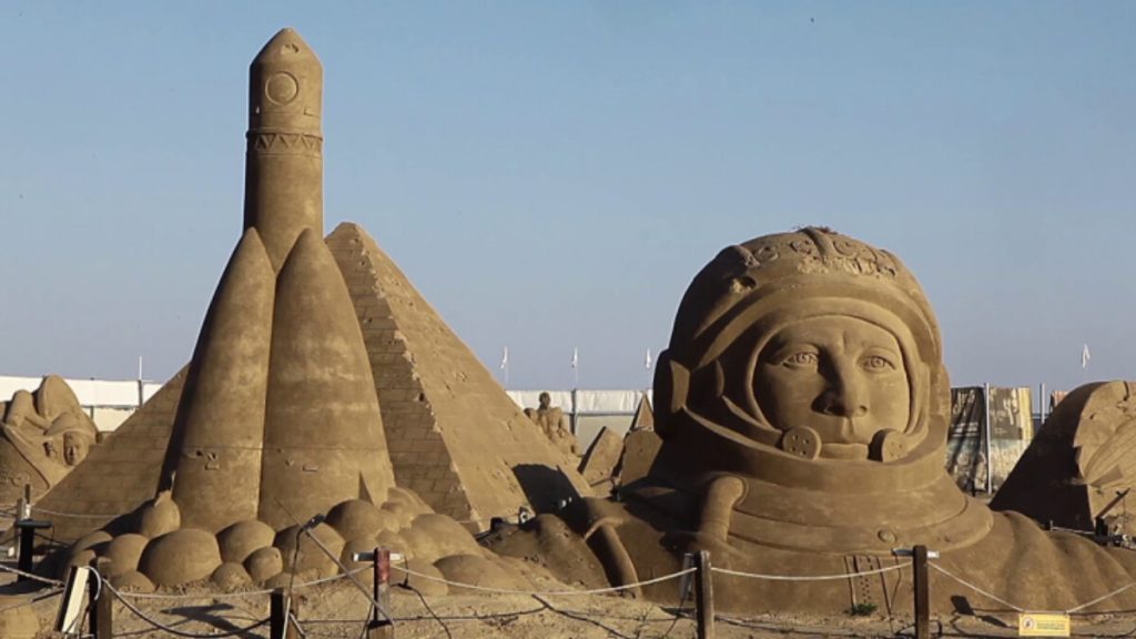 Antalya’da ‘uzay macerası’ temalı heykel festivali devam ediyor