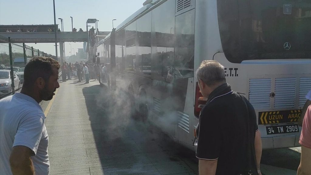 Bakırköy’de arızalanan metrobüs yolcuları mağdur etti: Durağa kadar yürüdüler