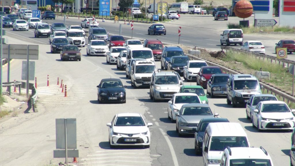 Bayram süresince ‘kilit kavşak’ Kırıkkale’de araç yoğunluğu yaşandı