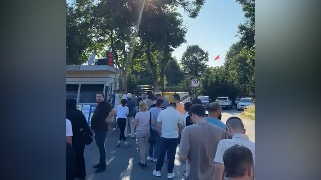 Bu kez İSPARK arızalandı! Üsküdar’daki otoparkta uzun kuyruk oluştu