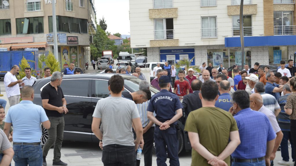 Burdur’da siyah renkli Togg vatandaşların yoğun ilgisini aldı