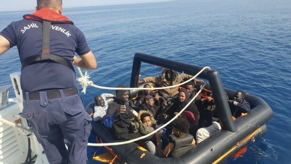 Çanakkale’de Yunan unsurlarınca ölüme terk edilen 14 kaçak göçmen kurtarıldı