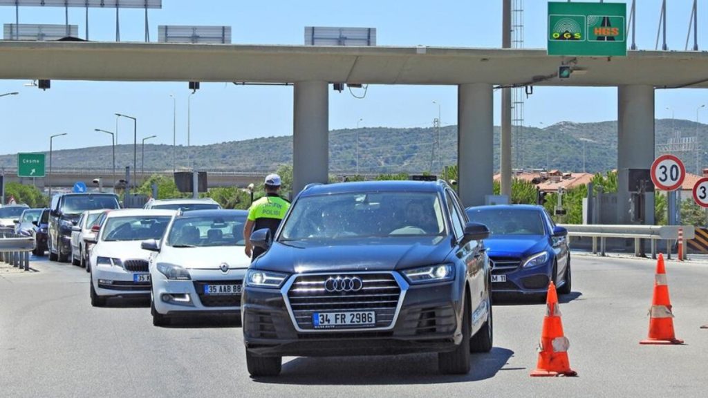 Çeşme’ye bayramda 217 bini aşkın araç giriş yaptı
