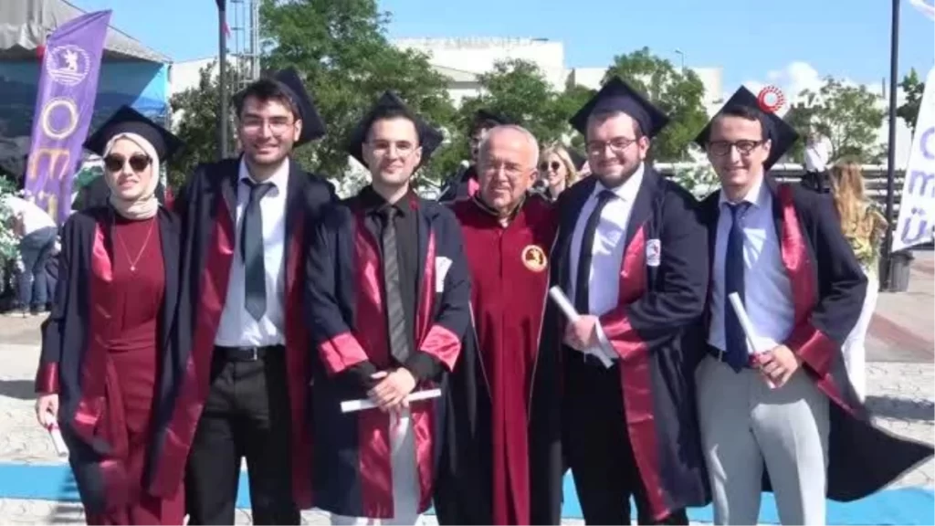 Diplomasını dersinden kaldığı profesör babasının elinden aldı