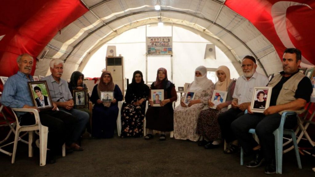 Diyarbakır’da aileler evlat nöbetinde! Çocuğuna seslenen baba: ‘Ha HDP ha PKK’