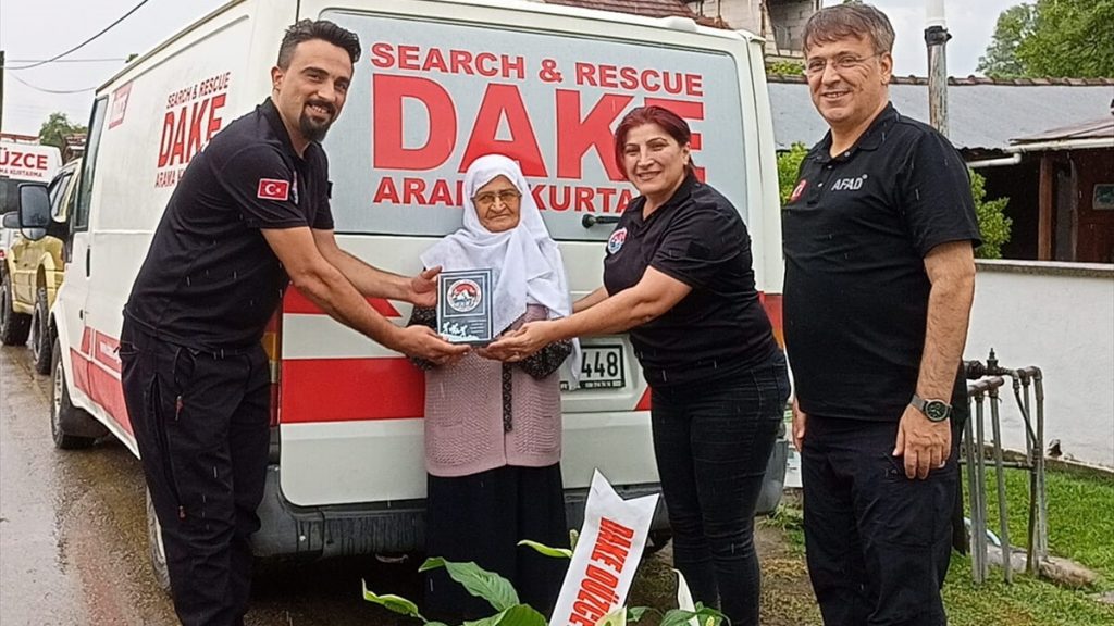 Düzceli Hidayet teyze deprem bölgesi için minibüsünü bağışladı