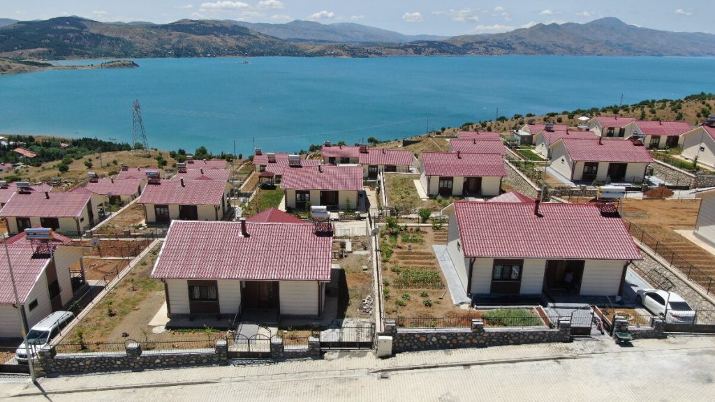 Elazığ’da göl manzaralı çelik deprem konutları