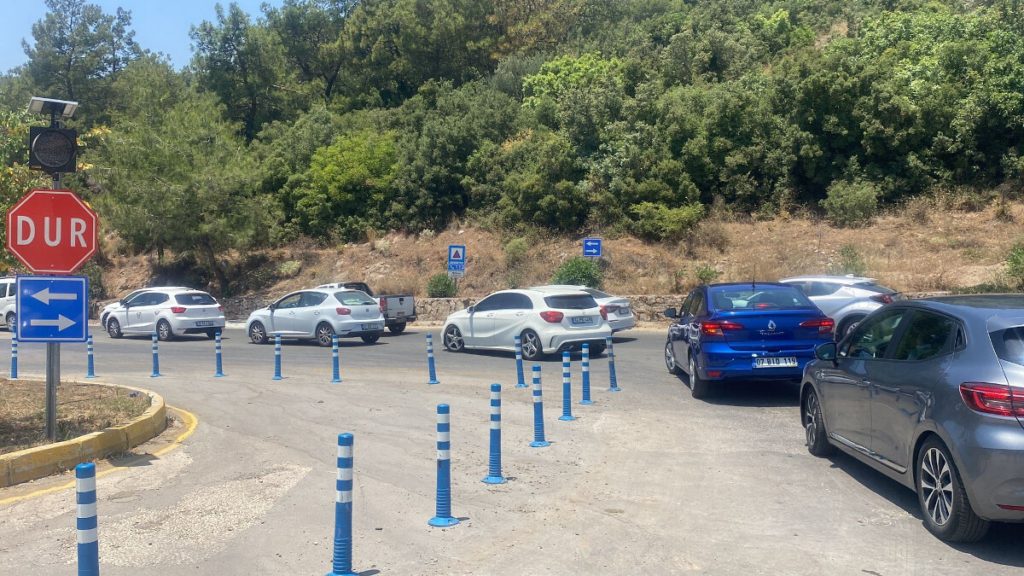 Fethiye’ye tatilci akını! 5 kilometre araç kuyruğu oluştu