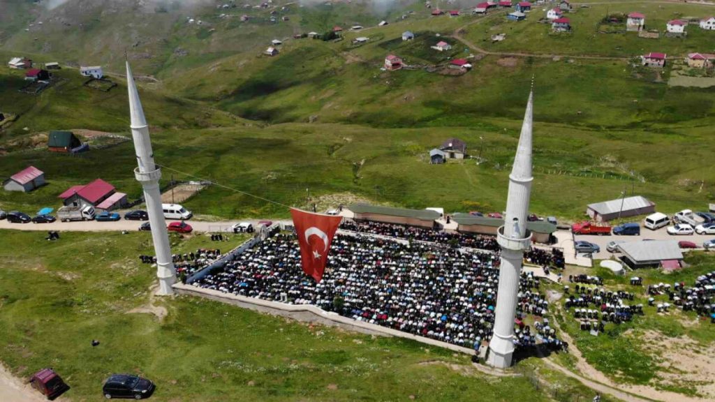 Gümüşhane’de üstü açık camide 562 yıldır çimen üzerinde cuma namazı kılınıyor
