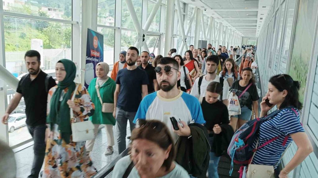Gürcistan sınırındaki yoğunluk esnafı mağdur etti