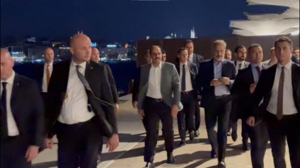 Hakan Fidan ile İbrahim Kalın İstanbul’da yürüyüşe çıktı