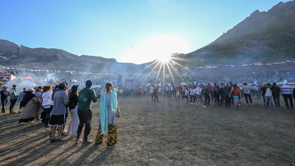 Hakkari’de terörün bittiği bölgede önce festival yaptılar sonra temizlik