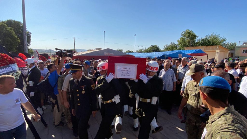 Irak’ta şehit olan Sözleşmeli Er Mehmet Can toprağa verildi