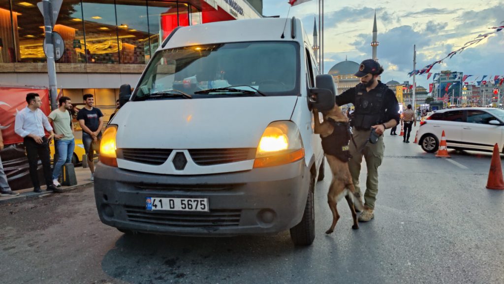 İstanbul’da eş zamanlı denetim: Araçlar durduruldu, sürücüler sorgulandı