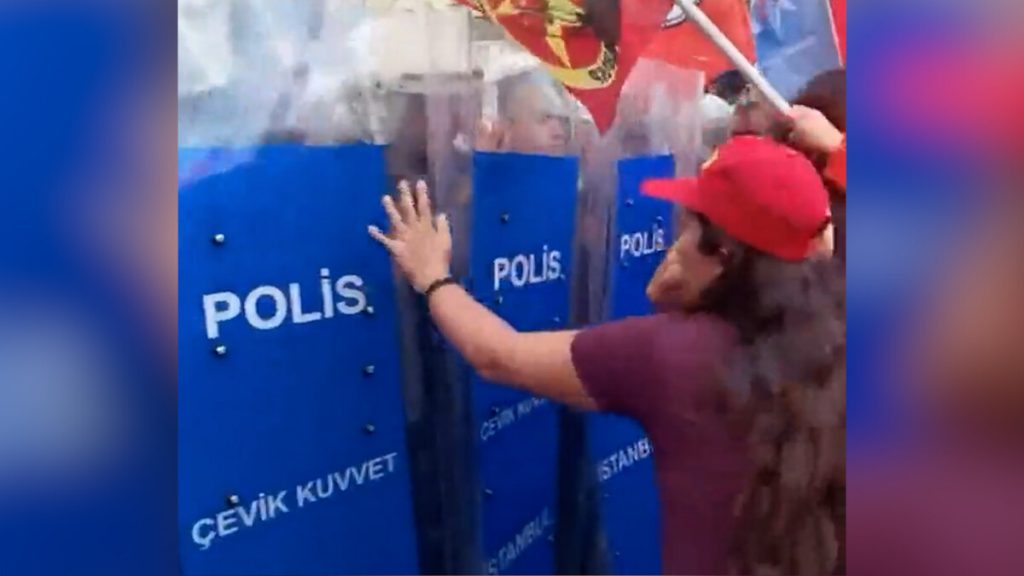 İstanbul’da Sivas olaylarını anmak için toplanan grup polise hakaret etti
