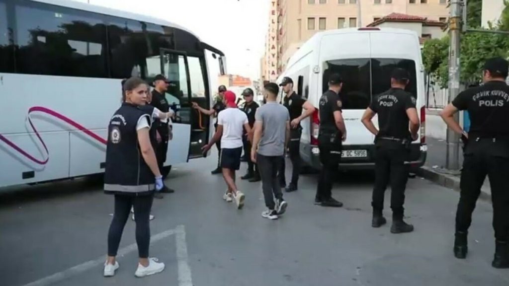 İzmir’de düzensiz göçmenlere bir operasyon daha: 170 kişi yakalandı