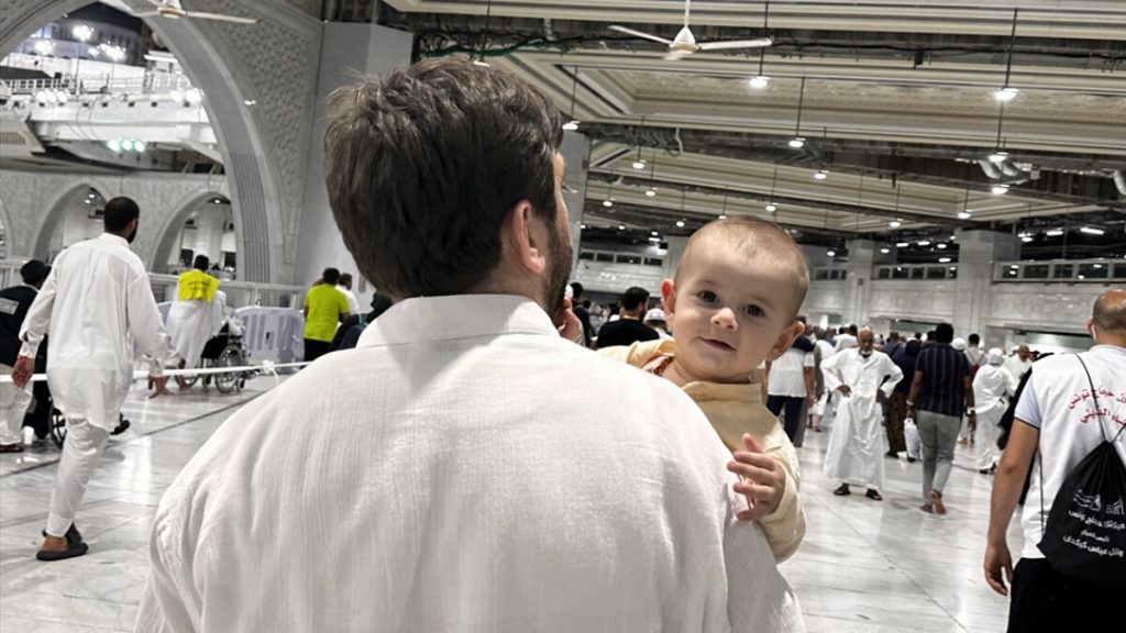 Kabe’nin en minik hacı adayları görenlerin neşe kaynağı oluyor
