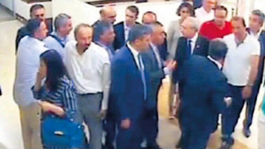 Kemal Kılıçdaroğlu’nun 15 Temmuz gecesi değişen kıyafetleri