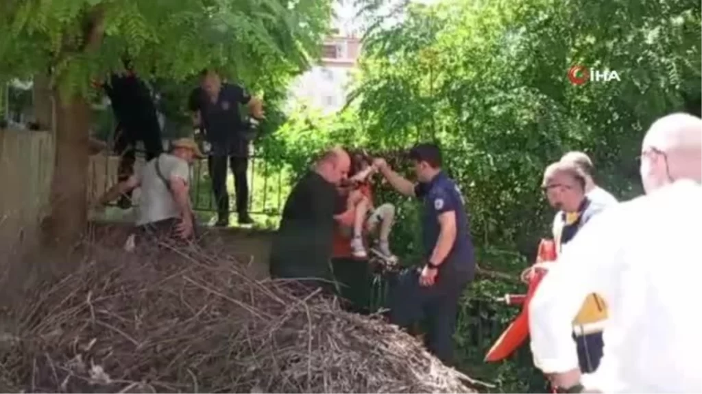 Koluna korkuluk demiri saplanan çocuğu itfaiye kurtardı