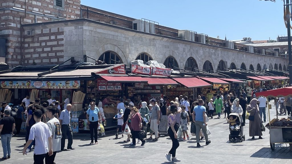 Kurban Bayramı öncesi Eminönü ve Mısır Çarşısı’nda alışveriş hareketliliği yaşanıyor