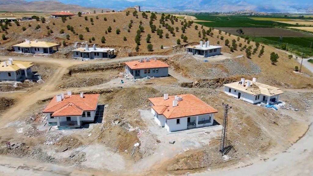 Mehmet Özhaseki çalışmaları paylaştı: Köy evlerimizin yapımına hızla devam ediyoruz