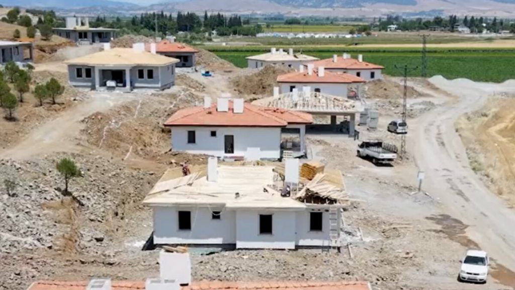 Mehmet Özhaseki Kahramanmaraş’ta inşa edilen deprem konutlarını paylaştı