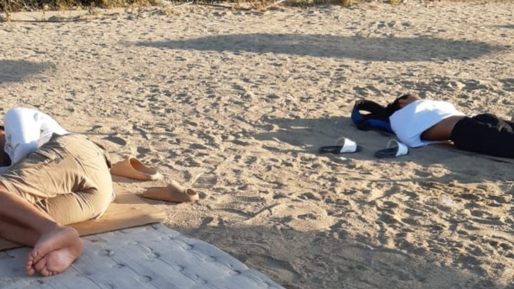 Muğla’da otelde kalamayanlar plajda uyudu