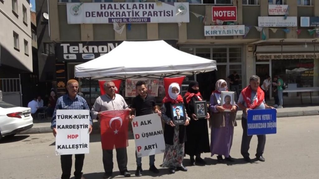 Muş’ta evlat nöbetine katılan anne: Yılanın başı HDP’dir