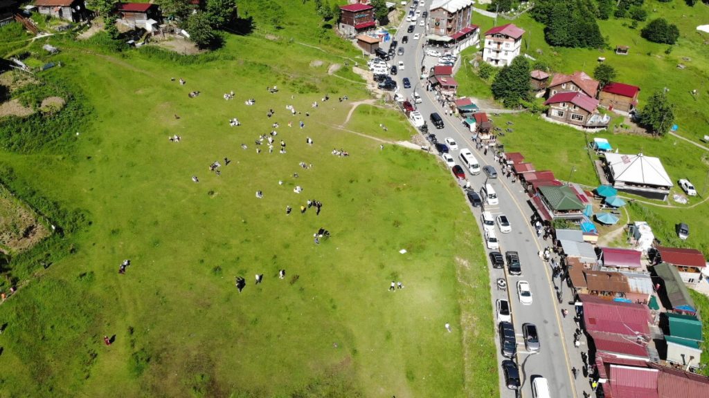 Rize ziyaretçi akınına uğradı! Ayder Yaylası’nı 100 bin kişi ziyaret etti