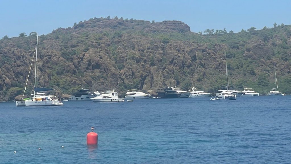 Rodos Adası’ndaki yangından yatla kaçanlar Marmaris koylarına geldi