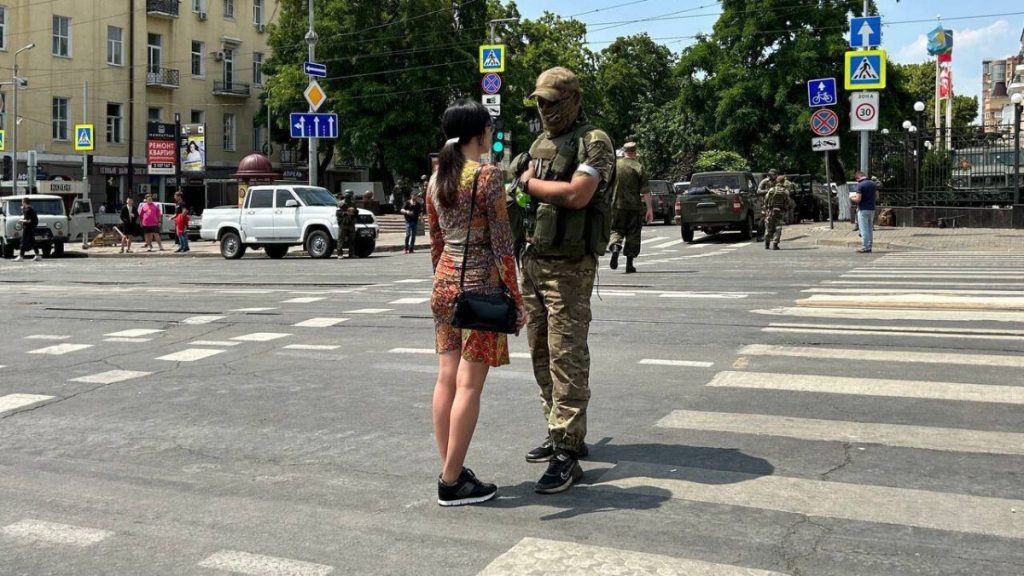 Rostov sakinleri Wagner askerlerine yiyecek dağıttı