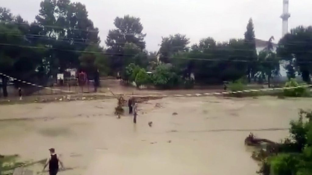 Sakarya’da şiddetli sağanak: Tarım alanlarını su bastı