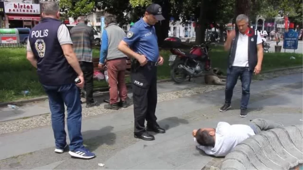 Samsun’da Parkı Mesken Tutan Sarhoşlar Taşkınlık Çıkardı