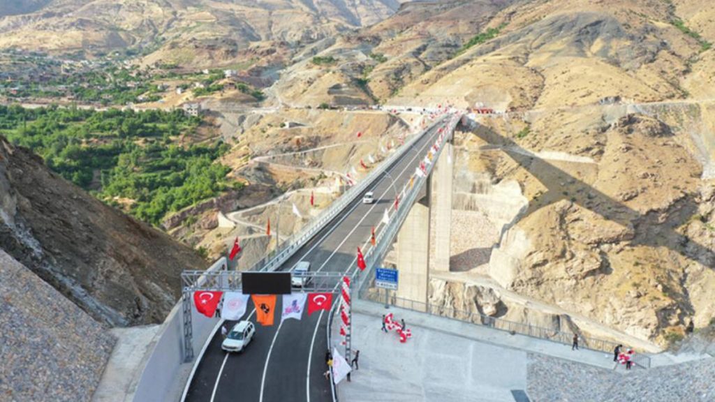 Siirt’teki Beğendik Köprüsü’nden 3 yılda 1,7 milyon araç geçti