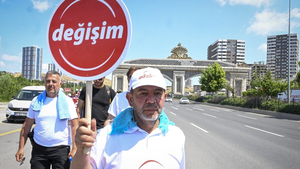 Tanju Özcan’ın değişim yürüyüşünde son gün! CHP Genel Merkezi önünde istifa sesleri
