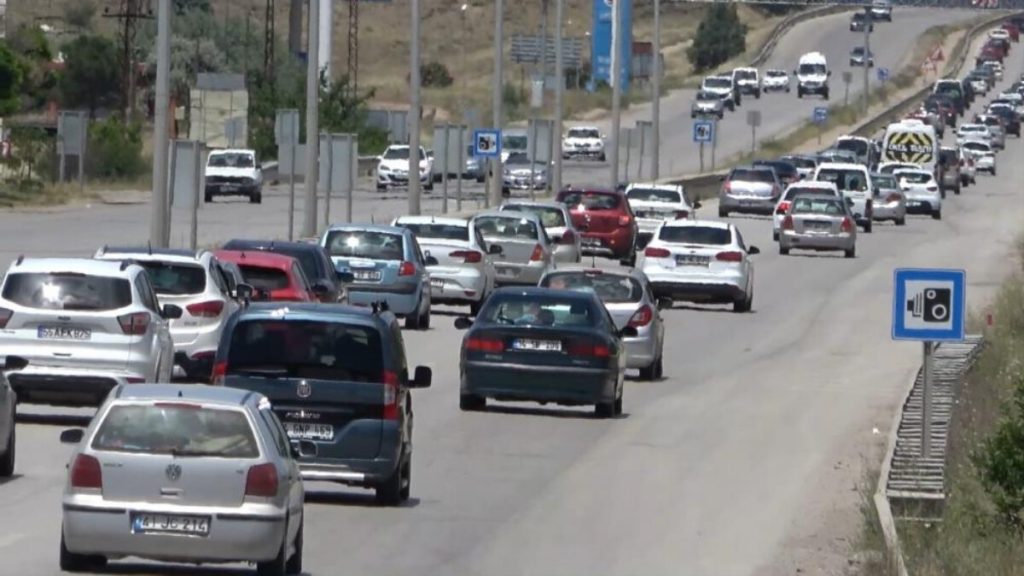 Tatil sona erdi: 43 ilin geçiş güzergahında trafik yoğunluğu başladı