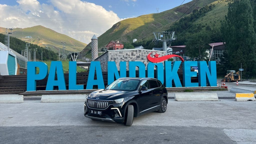 Togg’un Oltu modeli, rengini aldığı kentte gezdirildi