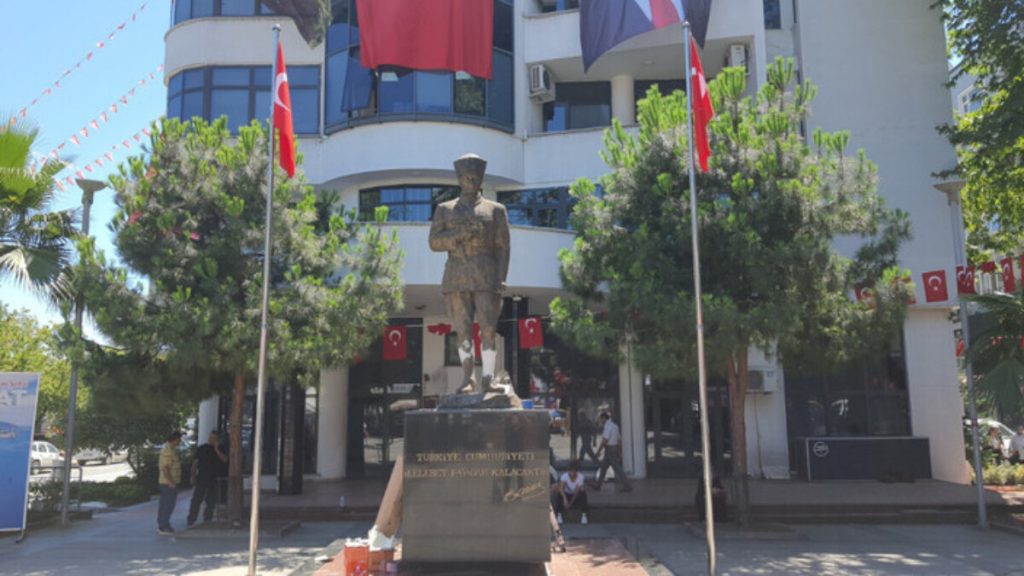 Trabzon’daki Atatürk heykeline balyozla saldırı anı ortaya çıktı
