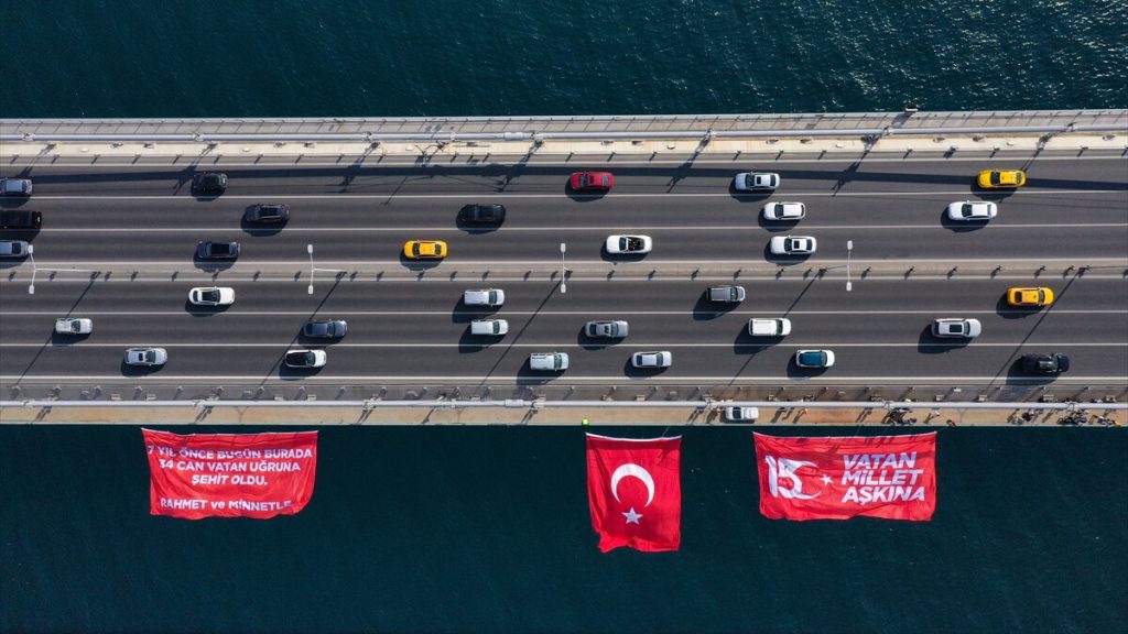 Türk bayrağı, 15 Temmuz Şehitler Köprüsü’nde dalgalandı