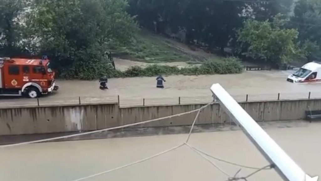 Zonguldak’ta yolda kalan ambulansı itfaiye kurtardı