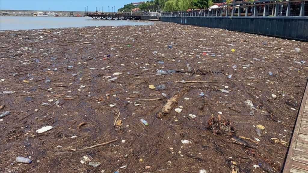 Zonguldak’taki selin izleri denizde kirliliğe neden oldu
