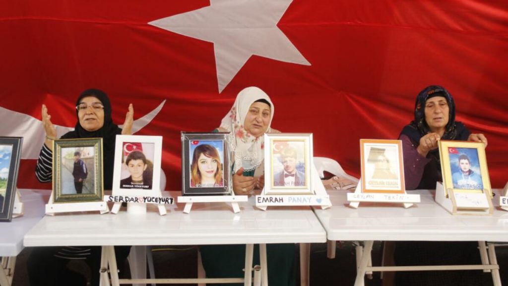 Diyarbakır’da evlat hasreti çeken anneler nöbette